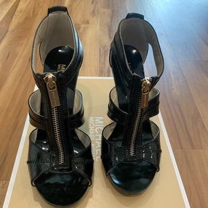 MICHAEL KORS BERKLEY Elastics T STRAP Zip Heel SHOES Sz 6.5 heel is 3.5”